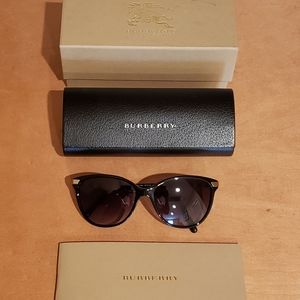 BURBERRY Women's B4216 3001/8G Sunglasses Lens Size 57mm (Black)